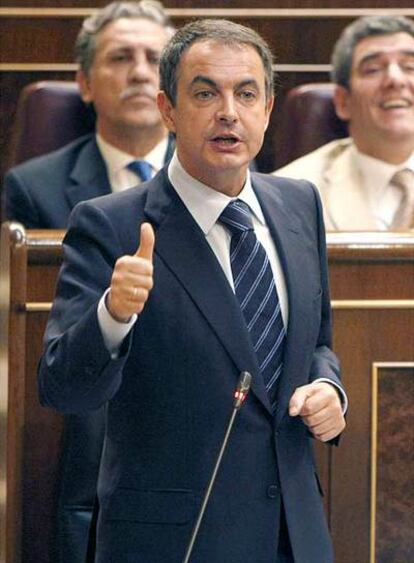 El presidente del Gobierno, José Luis Rodríguez Zapatero, respondiendo a las preguntas de los populares en un momento de la sesión de control al Gobierno que se celebra todos los miércoles en el Congreso de los Diputados.