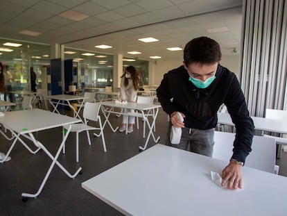 Estudiantes del liceo Axular, en San Sebastián, desinfectan sus mesas de estudio tras finalizar el examen.