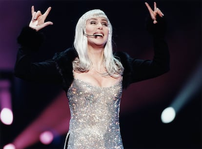 A los 52 años, tras más de treinta en la industria musical, logró su mayor éxito de ventas con 'Believe'. El sencillo fue número uno en 23 países y convirtió a la diva en la cantante de más edad en llegar a la cumbre de la lista de ventas en Estados Unidos. El auto-tune o 'efecto Cher' se popularizó en el pop gracias a esta canción.