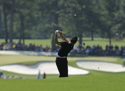 Camilo Villegas golpea la bola en la primera jornada del Masters de Augusta.