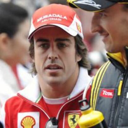 El piloto español Fernando Alonso conversa con el piloto polaco Robert Kubica, de Renault F1