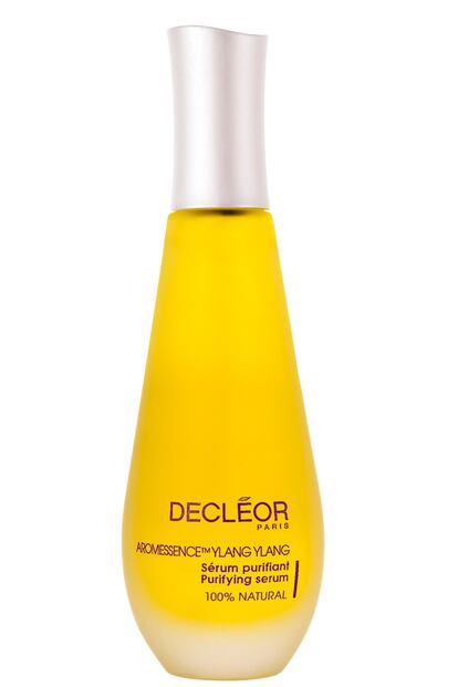 El sérum purificante Aromessence Ylang Ylang de Décleor es el ayudante perfecto de las pieles mixtas y grasas que necesitan reducir el exceso de sebo, matificar y cerrar los poros. Contiene, como su propio nombre indica, aceite esencial de ylang ylang, excelente contra la producción excesiva de grasa y muy purificante. Pero también contiene aceite esencial de limón, muy astringente, y de fruta de la pasión, que frena la producción de sebo de forma inmedaita. Su precio es de 50,86 euros.