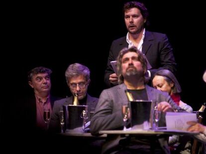 Oriol Broggi, de pie, detrás de Pere Arquillué.