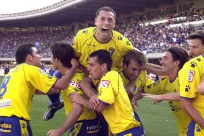 Los jugadores del Cádiz se abrazan alborozados.