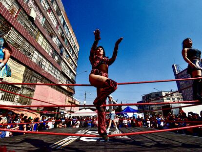 Ariana Mami en posa ante el público parada en las cuerdas del cuadrilátero, en Ciudad de México.