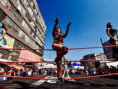 Ariana Mami en posa ante el público parada en las cuerdas del cuadrilátero, en Ciudad de México.