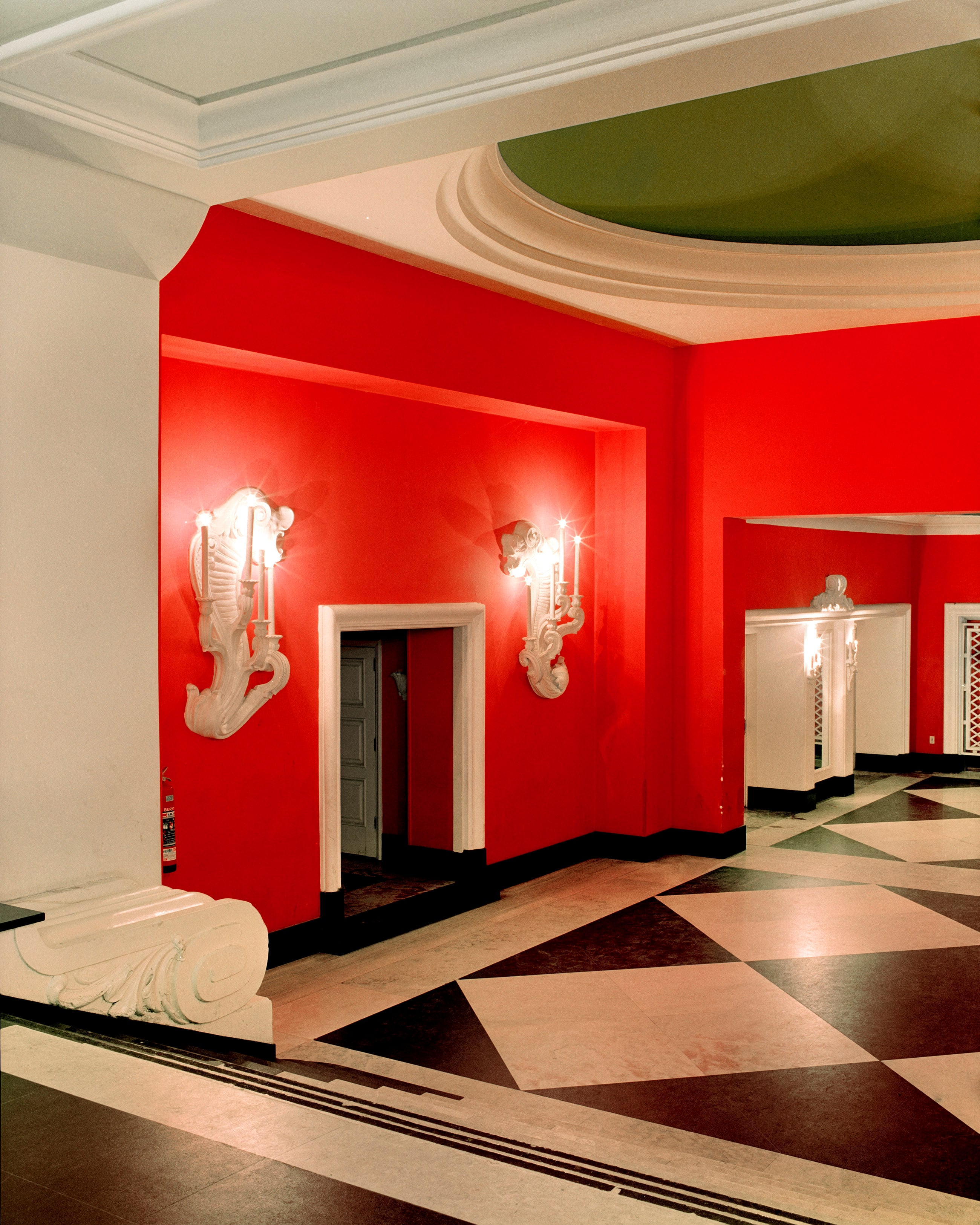 En sus innumerables pasillos y vestíbulos los suelos ajedrezados conviven con los mosaicos de estilo portugués.