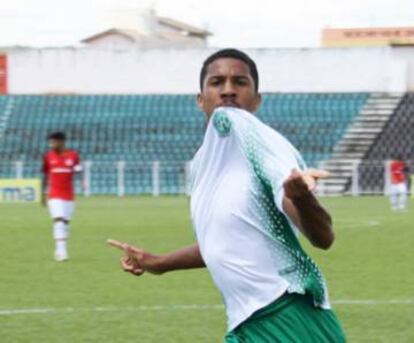 Davó comemora um dos gols marcados contra o Internacional.