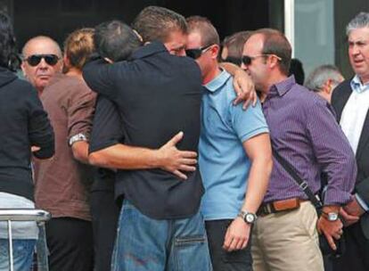 El padre de la joven asesinada era consolado ayer en el funeral.