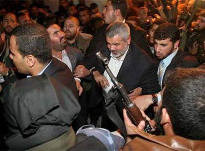 El primer ministro palestino, Ismail Haniya, a su llegada a Gaza.