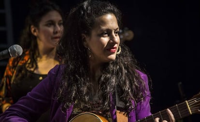 Rocío Robledo, cantautora y gestora cultural paraguaya canta en la banda Las Conchas Sin Mar, durante la Fiesta Sorora celebrada el sábado en Asunción.