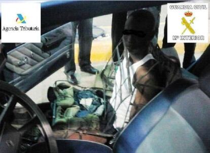 Un inmigrante fue detenido después de que agentes de la Guardia Civil sospecharan del asiento del copiloto mientras registraban un coche en la frontera de Melilla. En el momento de su detención, este subsahariano indocumentado tenía 20 años y aseguraba proceder de Guinea Conakry.