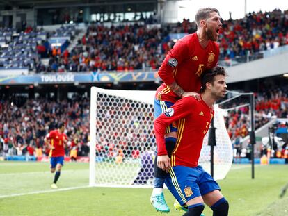 Gerard Piqué celebra su gol junto a Sergio Ramos ante la República Checa en la Eurocopa de 2016