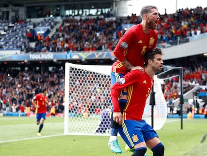 Gerard Piqué celebra su gol junto a Sergio Ramos ante la República Checa en la Eurocopa de 2016