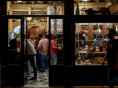Interior de un bar en Sevilla este otoño.