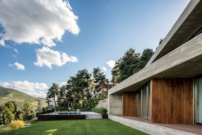 Esta imponente casa se levantó en el claro de un bosque de pinos, en una de las laderas del monte Abantos, en San Lorenzo de El Escorial, al noreste de Madrid. Construida por el estudio Aranguren & Gallegos, cuenta con dos plantas en las que mandan el hormigón y la madera. La estructura está inmersa en el jardín, para dar la sensación de que la casa está en plena naturaleza.