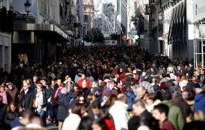 La calle Preciados, repleta de paseantes. Muchas familias de otras provincias vienen durante el puente a Madrid para hacer sus compras.