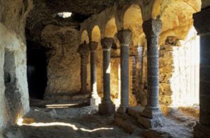Interior del sitio arqueológico delas grutas de Jonás, cercano a St.-Nectaire.