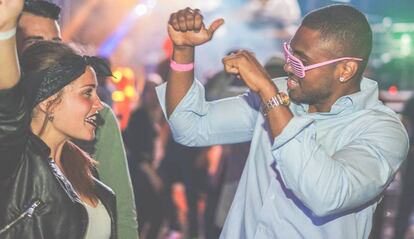 J&oacute;venes bailan en una discoteca de Nueva York. 