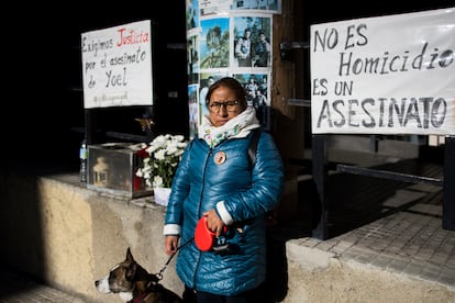 La madre de Quispe, en la calle de A Coru?a donde fue apu?alado.