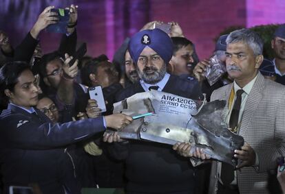 Oficiales de la Defensa muestran una parte de un misil AMRAAM aire-aire que supuestamente fue disparado por un avión de la Fuerza Aérea paquistaní violando el espacio aéreo indio, en Nueva Delhi (India).