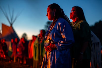 Mujeres de la nación Apache bailan alrededor de una hoguera durante una ceremonia en Mescalero, Nuevo México, en julio pasado.