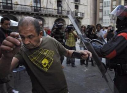 Enfrentamientos en Mondragón entre manifestantes de la izquierda 'abertzale' y la Ertzaintza.