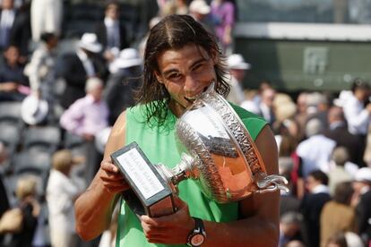 Rafael Nadal muerde el trofeo que le acredita como campeón del torneo Roland Garros 2008, disputado en París, por cuarta vez consecutiva, tras derrotar en la final a Roger Federer por 6-1, 6-3, 6-0.
