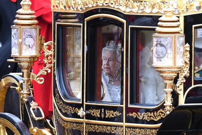 Isabel II, de camino al Parlamento.