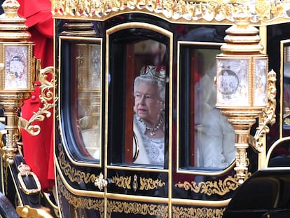 Isabel II, de camino al Parlamento.