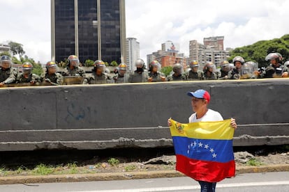 Una mujer sujeta una bandera venezolana durante una manifestación contra el Gobierno de Maduro.