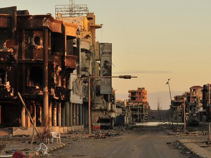 Vista de la devastada área de Sirte donde se ocultaba Gadafi, ayer.