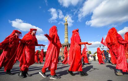 Activistas de Extinción Rebellion se manifiestan en Berlín y exigen que los gobiernos tomen medidas urgentes para frenar el cambio climático.