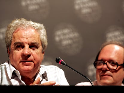 Juan Marsé (izquierda) y Pere Gimferrer, miembros del jurado del Premio Planeta en 2004, año en el que el primero redactó el diario recogido en 'Notas para unas memorias que nunca escribiré'.