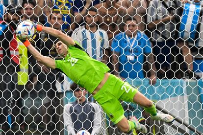 El portero argentino Emiliano Martínez se estira para detener el balón.