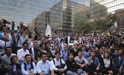 Concejales recién elegidos en Hong Kong corean cánticos este lunes cerca de la universidad.