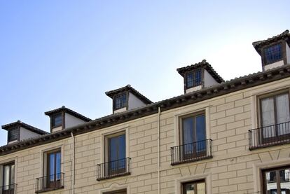 Plaza del Cordón, 1. Palacio barroco característico del segundo tercio del siglo XVIII en Madrid. Fachada simétrica y balcones con rejería de gran sencillez, rematado con alero y buhardillas.