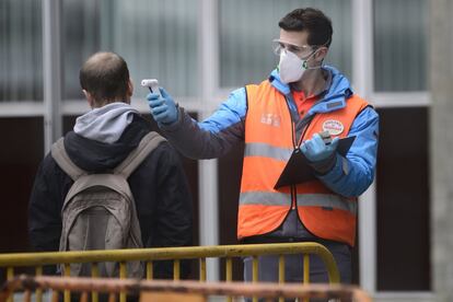 Un vigilante toma la temperatura de los trabajadores de la empresa Tubacex, que ha reiniciado su producción, el 2 de abril en Llodio (Álava).