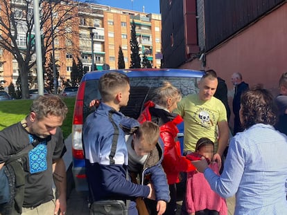 Iván Vepryk (en el centro, con camiseta amarilla) se despedía de un grupo de familiares y amigos este domingo en Sant Feliu de Llobregat (Barcelona). Foto cedida por su entorno.