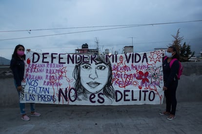 Sarai Mejía y Ana Sonia Ruiz, cuñada y madre de Roxana, afuera del penal Bordo de Xochiaca (Estado de México).