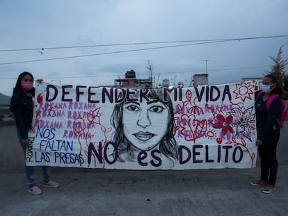 Sarai Mejía y Ana Sonia Ruiz, cuñada y madre de Roxana, afuera del penal Bordo de Xochiaca (Estado de México).