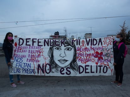 Sarai Mejía y Ana Sonia Ruiz, cuñada y madre de Roxana, afuera del penal Bordo de Xochiaca (Estado de México).