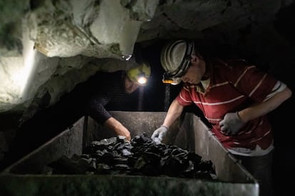 Dois mineiros selecionam pedras de cromita em uma das minas de Bulqizë. Os mineiros arriscam suas vidas diariamente por falta de medidas de segurança. Eles usam equipamentos antigos, da década de 1950.