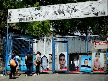 Un grupo de mujeres, a la entrada del centro de detención de El Chipote en Managua, en julio de 2018.