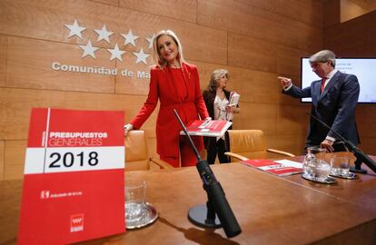 La presidenta, Cristina Cifuentes, acompañada por el portavoz del Ejecutivo, Ángel Garrido, y por la consejera de Economía, Empleo y Hacienda, Engracia Hidalgo, durante su comparecencia tras la reunión del Consejo de Gobierno.
