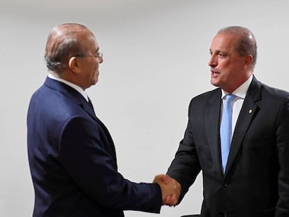 Onyx Lorenzoni (D),futuro ministro da Casa Civil, se encontra com Eliseu Padilha, o atual titular da pasta, na última quarta-feira. 