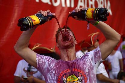 Um jovem bebe sangria momentos antes do 'chupinazo', neste sábado, em Pamplona.