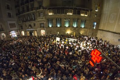 Manifestació davant de la Paeria de Lleida.