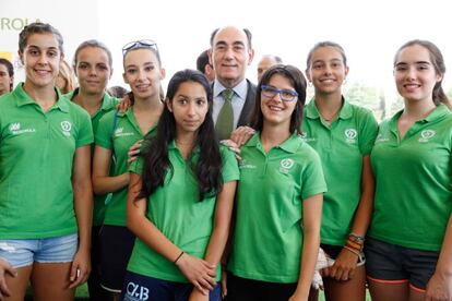 Ignacio S&aacute;nchez Gal&aacute;n, presidente de Iberdrola, junto a Carolina Mar&iacute;n (b&aacute;dminton) y otras deportistas. 