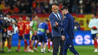 Luciano Spalletti saluda a Jorginho tras perder contra España en la Eurocopa.